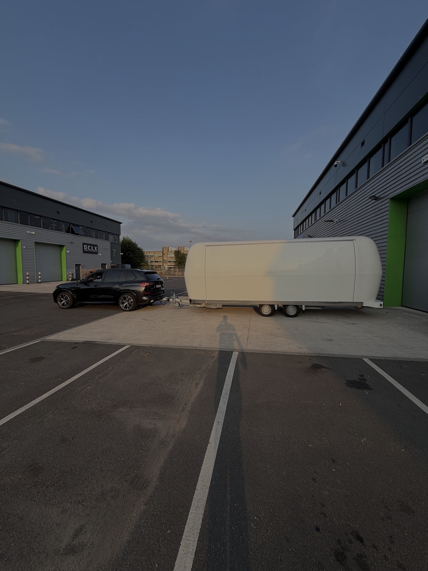 De DreamWheelzZ eventtrailer van de zijkant op locatie